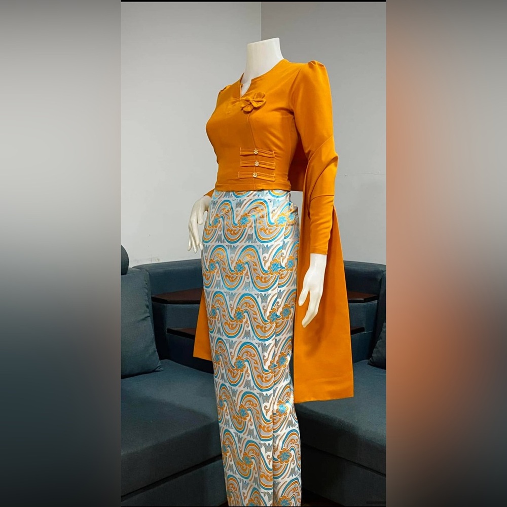 Luxury silk classic wave adjustable custom skirt with zippered top and shawl.NWT